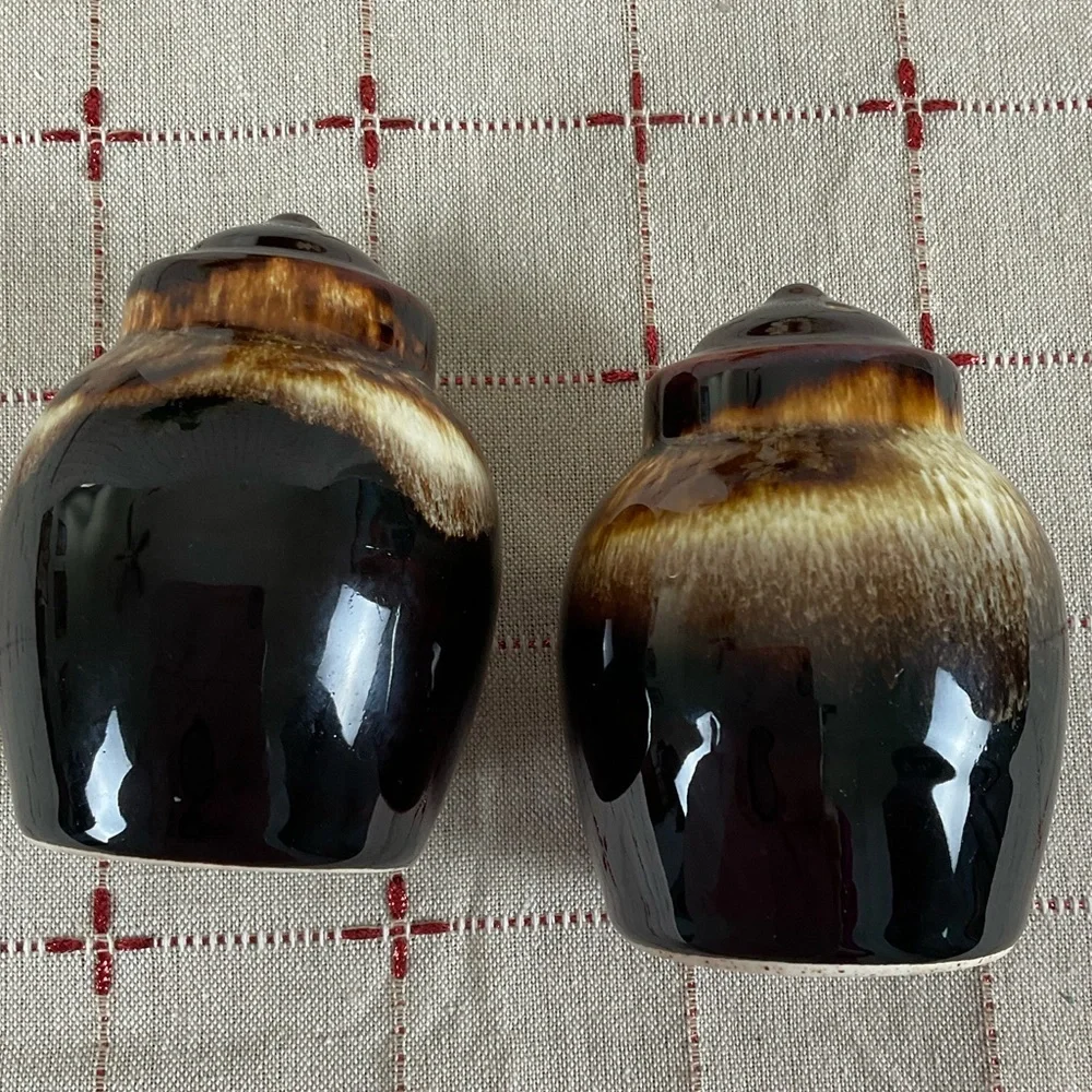 Vintage Pfaltzgraff Gourmet Brown Drip Salt & Pepper Shakers Original Plugs